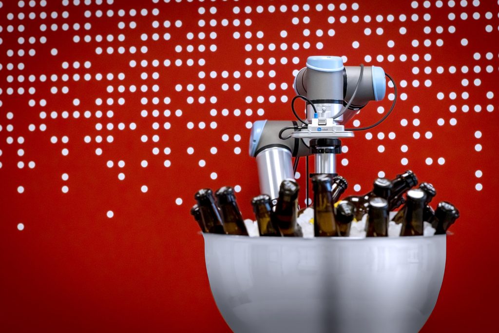 Fotografía de Eventos. Aniversario Robotnik. Primer plano robot abriendo botellines cerveza