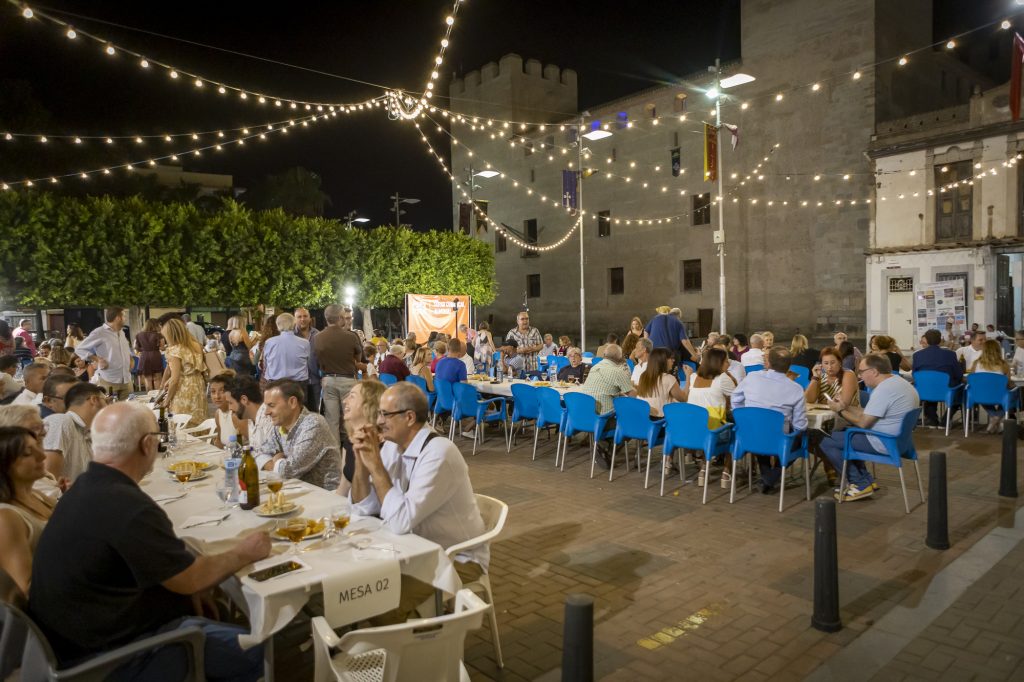 Fotografía de Eventos. Cena Alaquàs.
Grupo de gente cenando frente al castillo